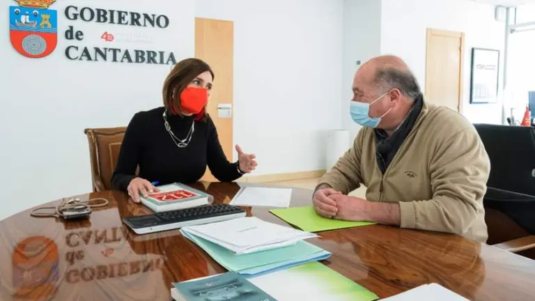 Reunión entre la consejera de Presidencia, Paula Fernández, y el alcalde de Villacarriedo, Ángel Sainz.