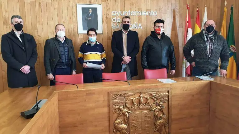 Un momento de la firma del acuerdo en el salón de Plenos de la Casa Consistorial de Santoña.