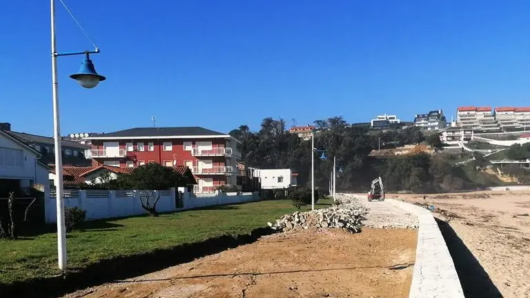 Obras de la segunda fase del paseo marítimo de Suances.