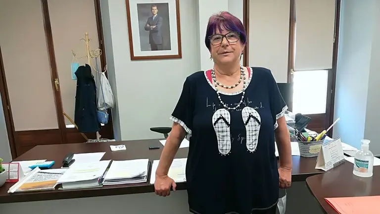 La alcaldesa de Guriezo, Mar&iacute;a Rivero, en su despacho. R.A.