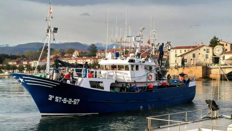 Embarcación pesquera en el puerto de San Vicente de la Barquera.