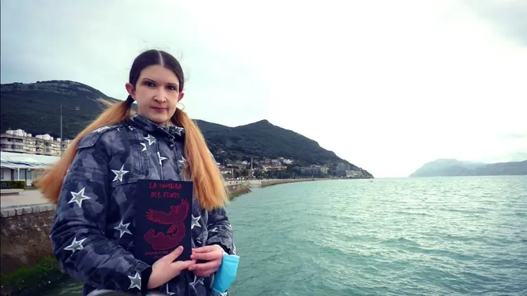 La autora Johanna Menor del Pozo posa con su novela en el Pasaje, en Santo&ntilde;a. R.A.