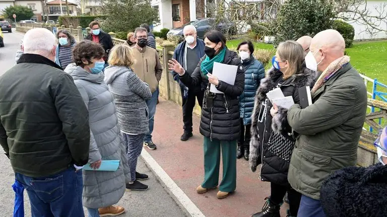 La alcaldesa, Gema Igual, con los vecinos de Monte.