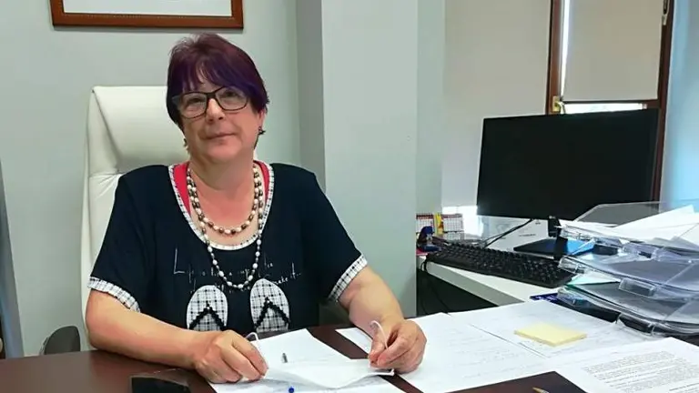 La alcaldesa de Guriezo, Mar&iacute;a Rivero, en su despacho en el Ayuntamiento. R.A.