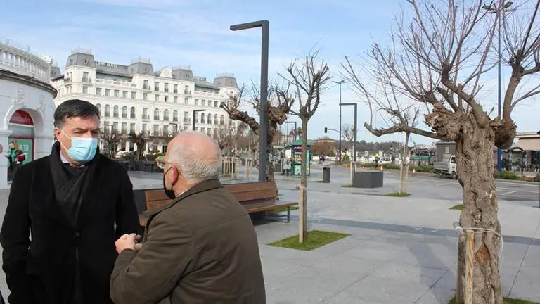 El concejal de Vox, Guillermo P&eacute;rez, conversa con vecinos en El Sardinero.