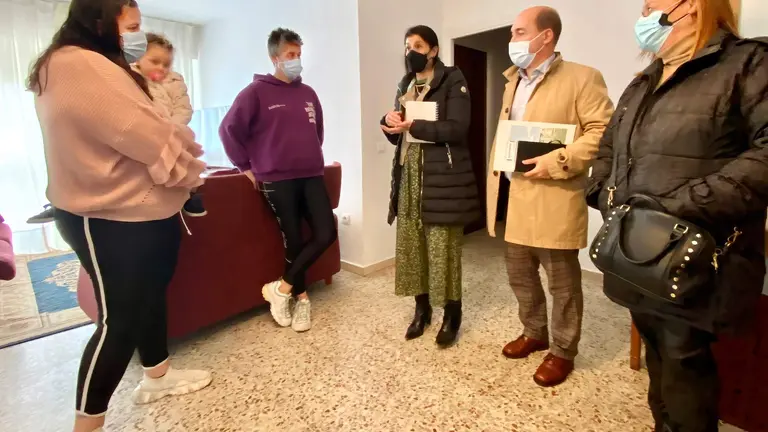 La alcaldesa, Gema Igual, visita un piso de Nuevo Futuro.