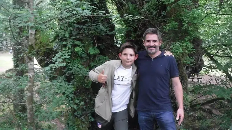 Adolfo Pérez Muela y su hijo Alonso en Cantabria.