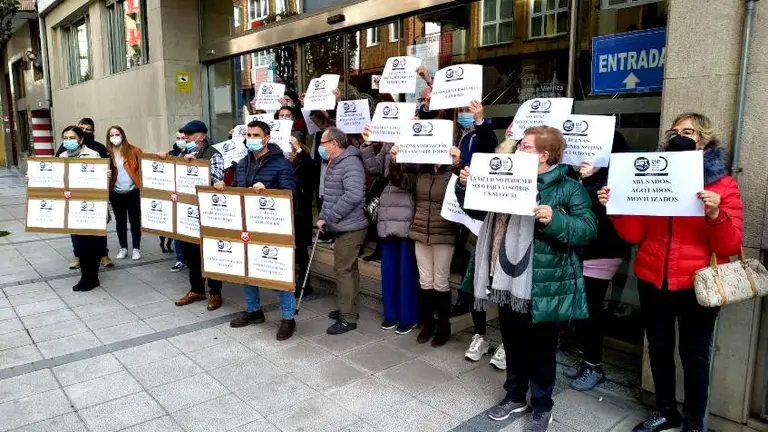 Concentración de los trabajadores frente a la sede de la Consejería de Sanidad.