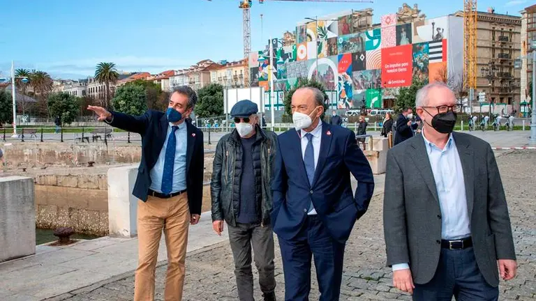 Las autoridades pol&iacute;ticas presentan la muestra de Javier Mariscal.