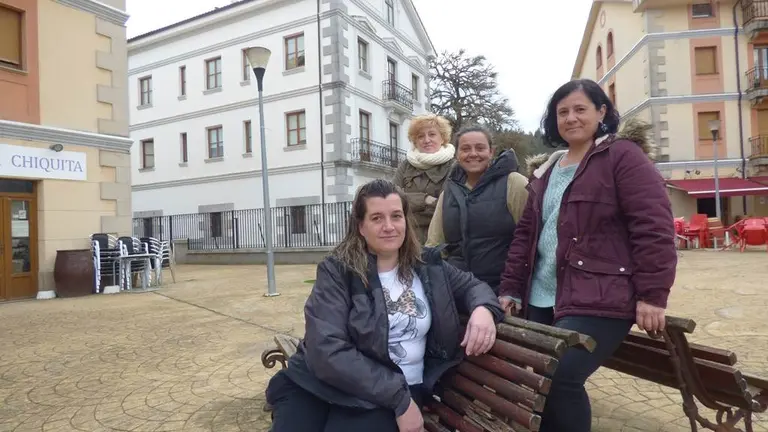 Las vecinas de Guriezo ofrecen su visi&oacute;n de la situaci&oacute;n del municipio. R.A.