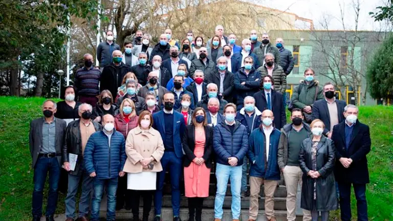 La consejera de Presidencia, Interior, Justicia y Acción Exterior, Paula Fernández, presenta el estudio base de delimitación comarcal de Cantabria a los alcaldes y representantes municipales.