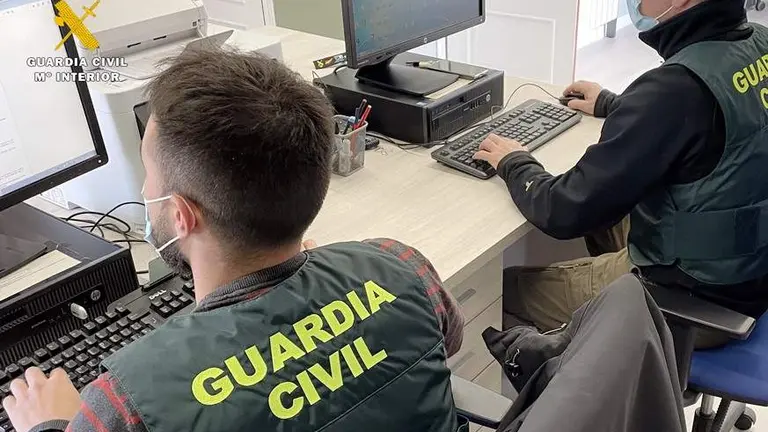 Agentes de la Guardia Civil que investigan delitos telemáticos.