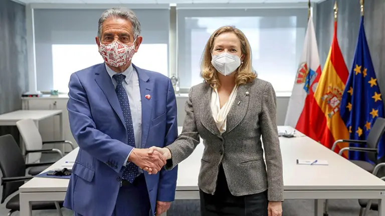 Revilla se reúne con Nadia Calviño en Madrid para hablar sobre fondos europeos.