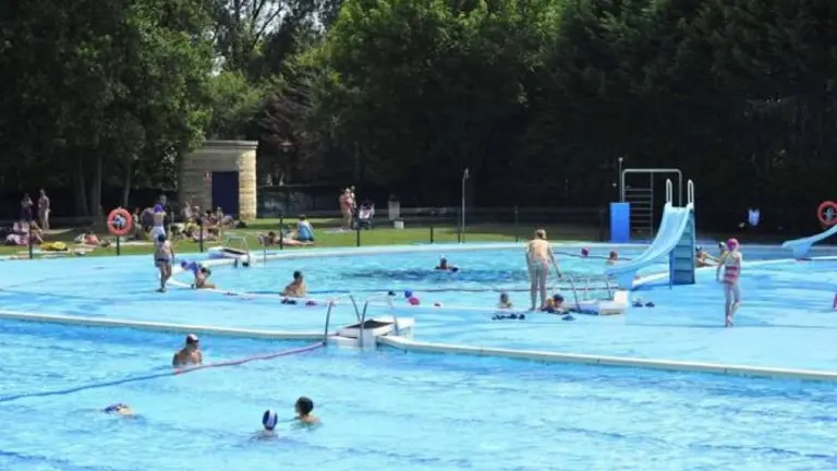 Piscinas exteriores de La Cantábrica, en El Astillero.