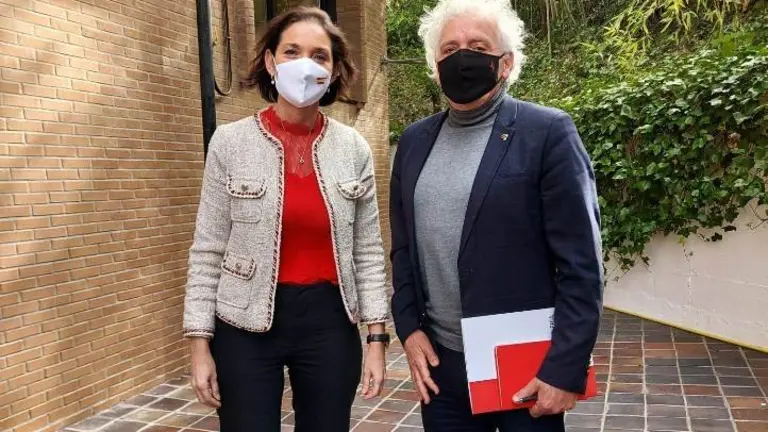 El presidnete de la Asociación de Hostelería de Cantabria, Ángel Cuevas, y la ministra de Turismo,