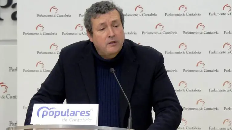 El portavoz parlamentario del PP, Iñigo Fernández, pide explicaciones por los PGOU de Argoños y Piélagos.