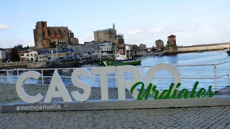 El municipio de Castro Urdiales reclama m&aacute;s l&iacute;neas de autob&uacute;s con Bilbao y Barakaldo. R.A.