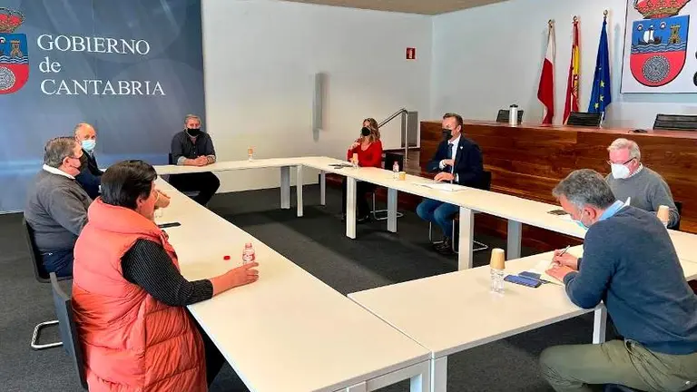Reunión del consejero de Desarrollo Rural con los productores de sobaos.