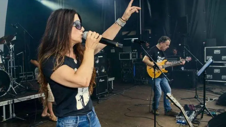 Lola Ramos en uno de sus conciertos sobre el escenario.