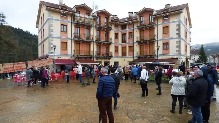 Los vecinos de Guriezo se concentraron en la Plaza de la Chiquita. R.A.