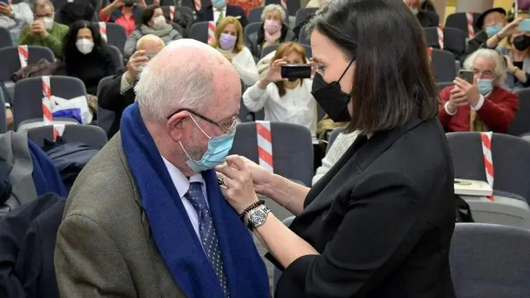 Luis de Escallada en el momento de recibir la distinci&oacute;n de manos de la alcaldesa de Santander, Gema Igual.
