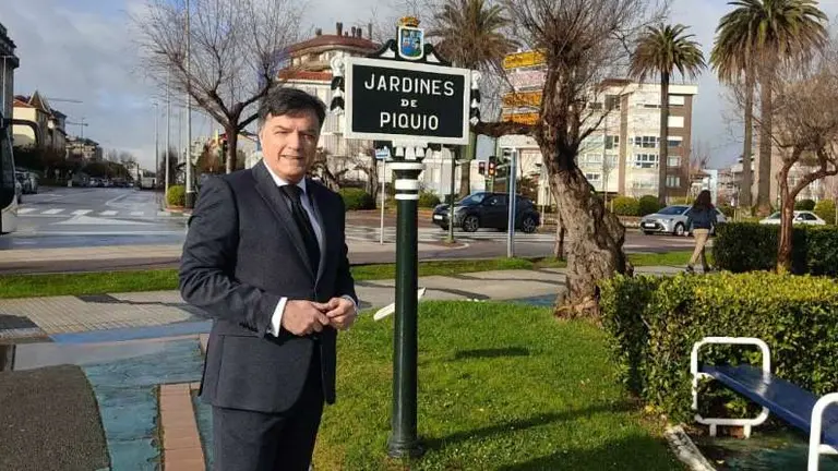 El portavoz de Vox en el Ayuntamiento de Santander, Guillermo P&eacute;rez-Cos&iacute;o, en los Jardines de Piqu&iacute;o.