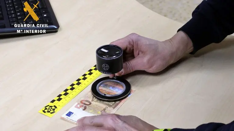 Billetes falsos con los que se pagaba en los establecimientos en Los Corrales de Buelna.