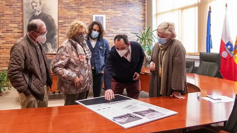 La alcaldesa de Polanco muestra el proyecto a la propietaria del terreno.