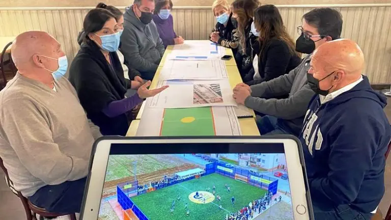 Un momento de la presentaci&oacute;n del campo de hierba artificial en el barrio Pesquero.