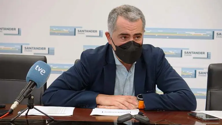 El portavoz de Unidas por Santander, Miguel Saro, anuncia la posición de su partido ante el presupuesto de 2022.