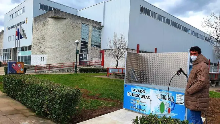 Lava bicicletas en el complejo Oscar Freire, en Torrelavega.