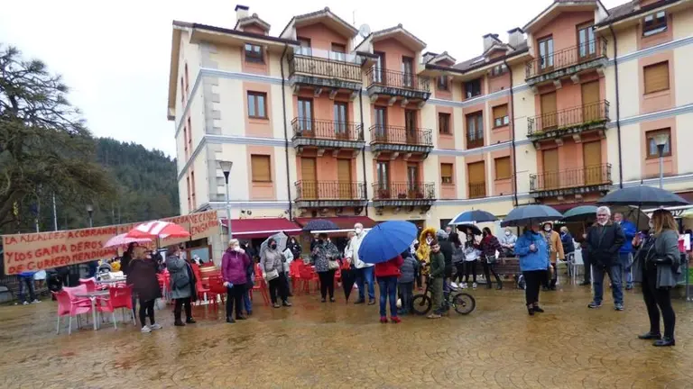 Protesta en La Plaza de la Chiquita en Guriezo. R.A.