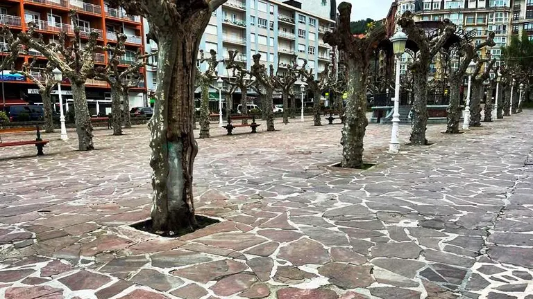 Plaza de La Barrera, en Castro Urdiales, donde se pretende cambiar la superficie.