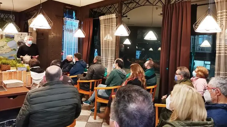 El portavoz del PRC en el Ayuntamiento de Santander, Jos&eacute; Mar&iacute;a Fuentes-Pila, se reuni&oacute; con los vecinos.