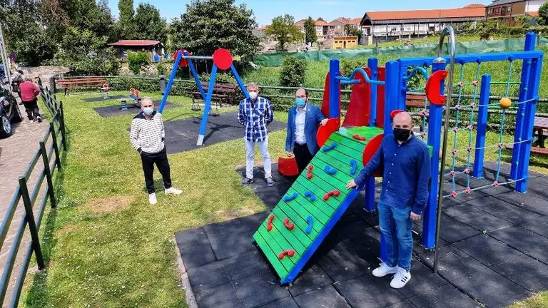 Miembros de la Junta Vecinal en el parque infantil de San Román remodelado en Viérnoles