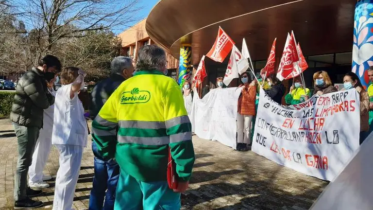 Concentración de la plantilla en Sierrallana para exigir mejoras.