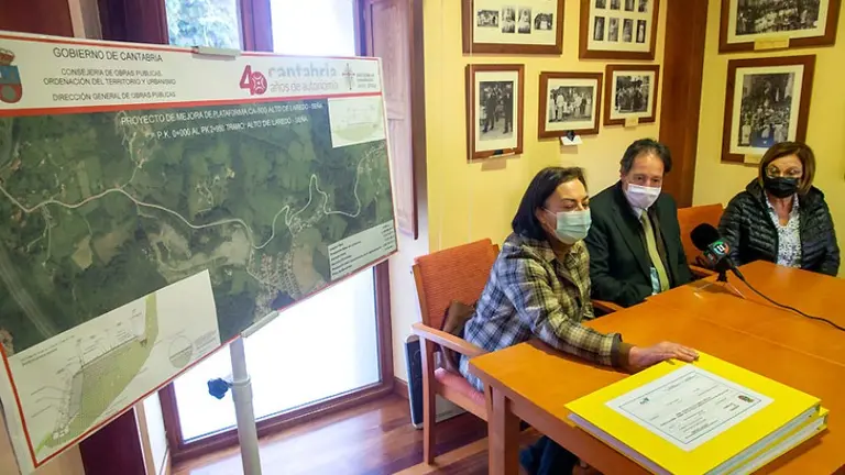 El consejero de Obras Públicas presentó el proyecto a las alcaldesas.