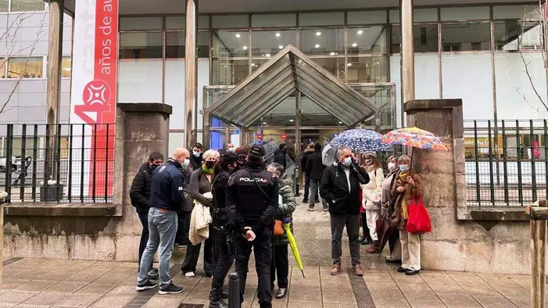 Un momento de la concentración en la sede del Gobierno regional.