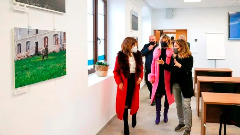 Las autoridades pol&iacute;ticas inauguran el centro de formaci&oacute;n de Vio&ntilde;o, en Pi&eacute;lagos.