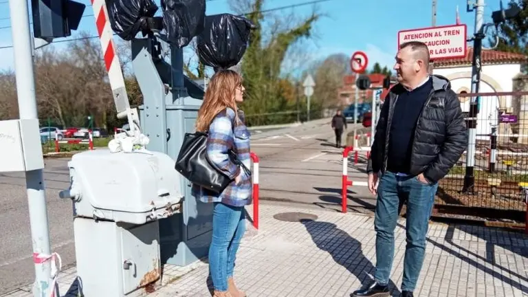 Los representantes de Vox en el paso a nivel de Reocín.