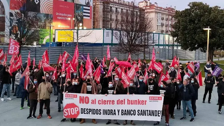 Comité de empresa búnker Santander concentrados frente al Centro Botín.