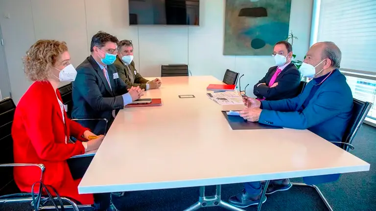 El consejero de Industria, Turismo, Innovación, Transporte y Comercio, Javier López Marcano, se reúne con representantes de Versicac.