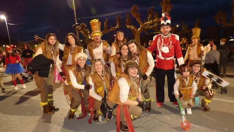 Las murgas tambi&eacute;n participaron en el desfile, como Las Ni&ntilde;as. R.A.