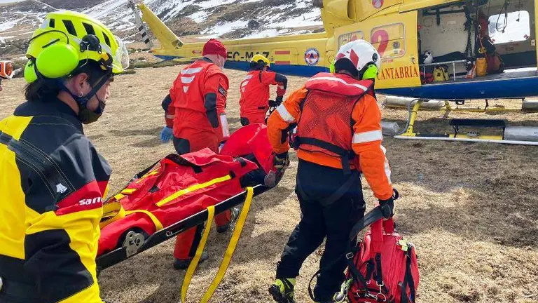 Un momento del rescate de la menor en la estación de de Alto Campoo.