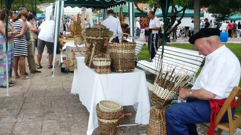 Artesano en las fiestas de Argoños. R.A.