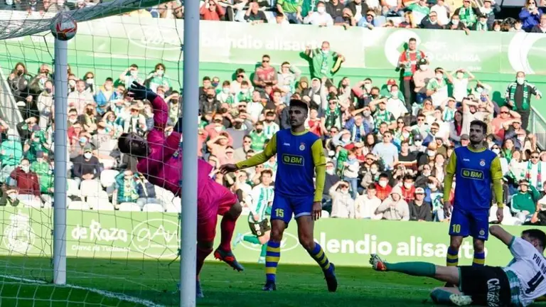 Contundente victoria del Racing de Santander ante el Uni&oacute;n Unionista.