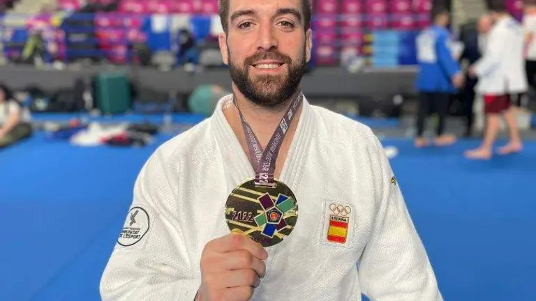 El judoka santo&ntilde;&eacute;s, Alfonso Urquiza, con el metal de oro.