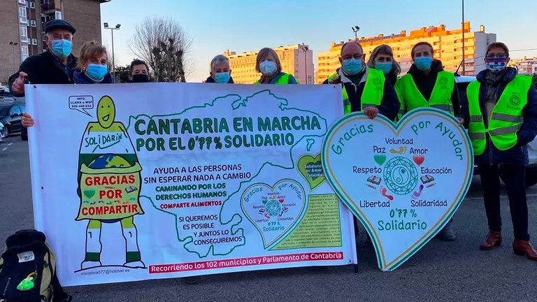 Participantes en una de las marchas solidarias por Cantabria.
