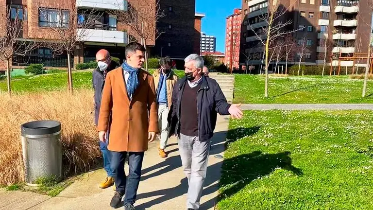 Los concejales socialistas en su visita a Cazo&ntilde;a, en Santander.