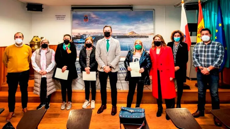 Un momento de la entrega de los diplomas a la rederas que recibieron la formación.